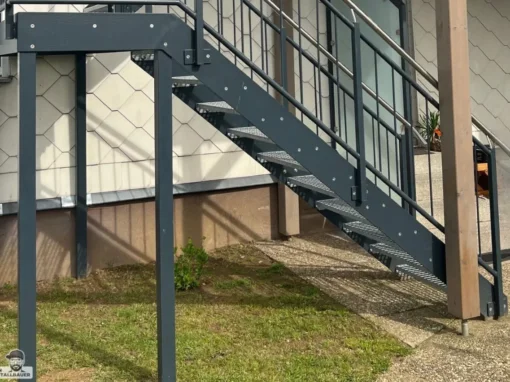 Stahlwangentreppe gewendelt mit Zwischenpodest pulverbeschichtet