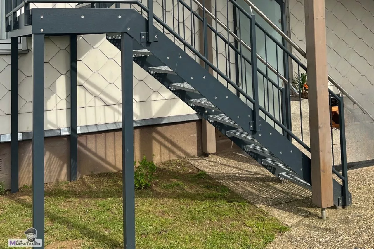 Stahlwangentreppe gewendelt mit Zwischenpodest pulverbeschichtet in Anthrazit inkl Rohrgelander mit Edelstahlhandlauf