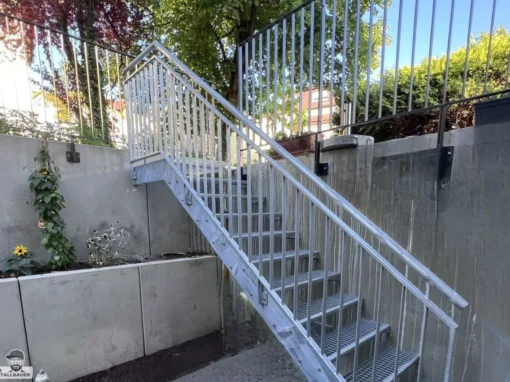 Wangentreppe stahl verzinkt und Flachstahlgelaende