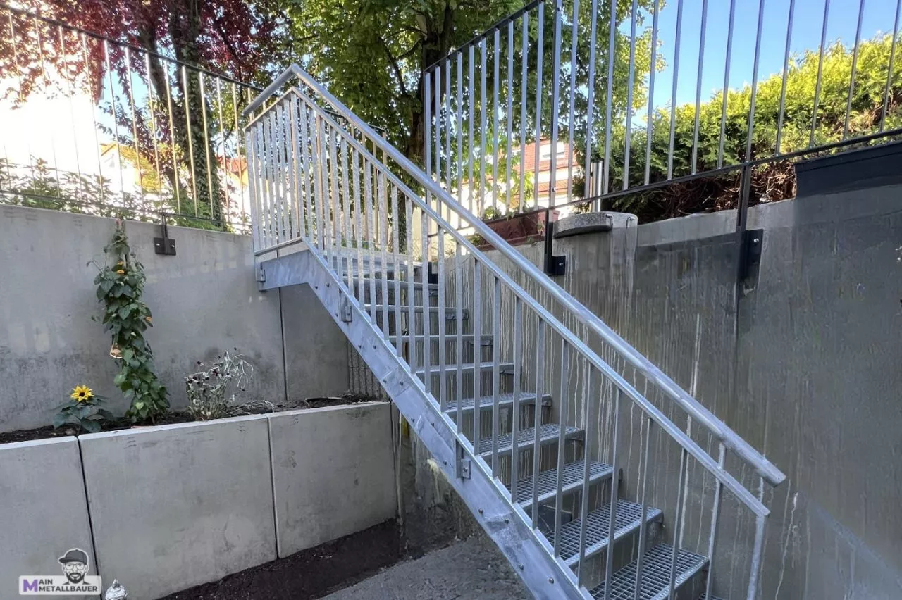 Wangentreppe Stahl verzinkt und Flachstahlgelaende