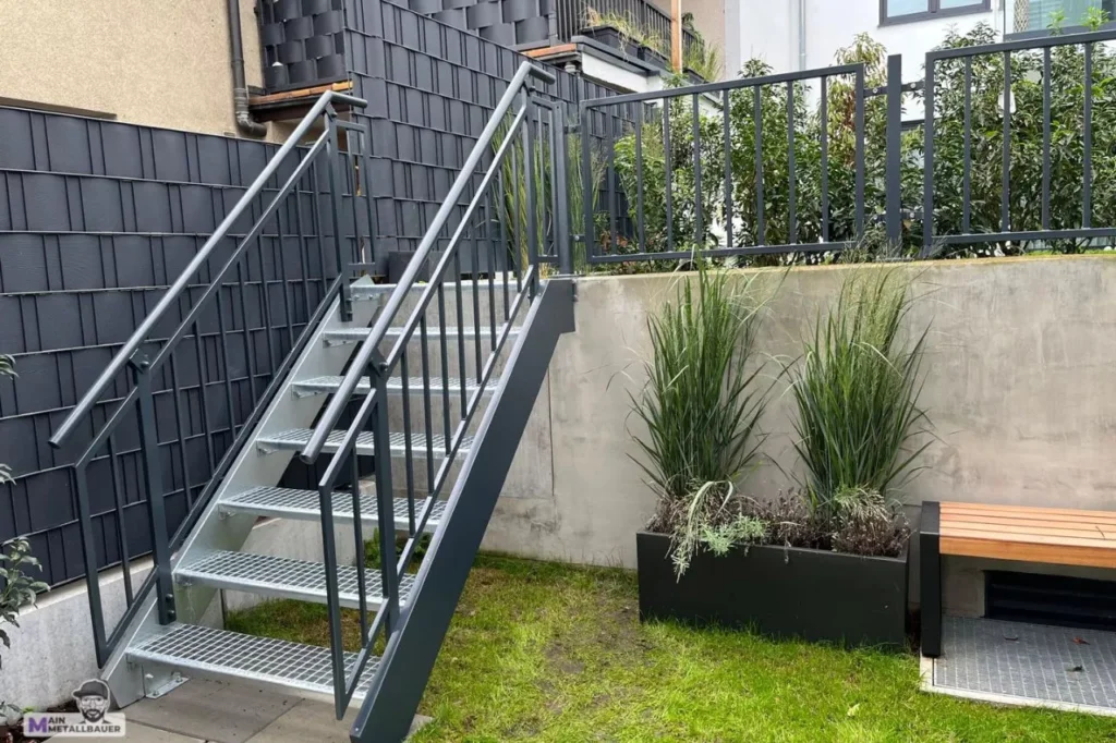 Wangentreppe zum Gartenaufgang Wangentreppe zum Gartenaufgang