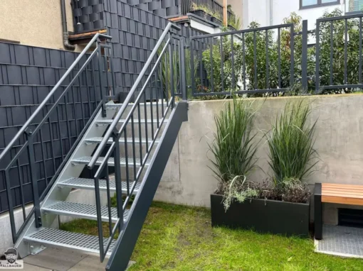 Wangentreppe zum Gartenaufgang