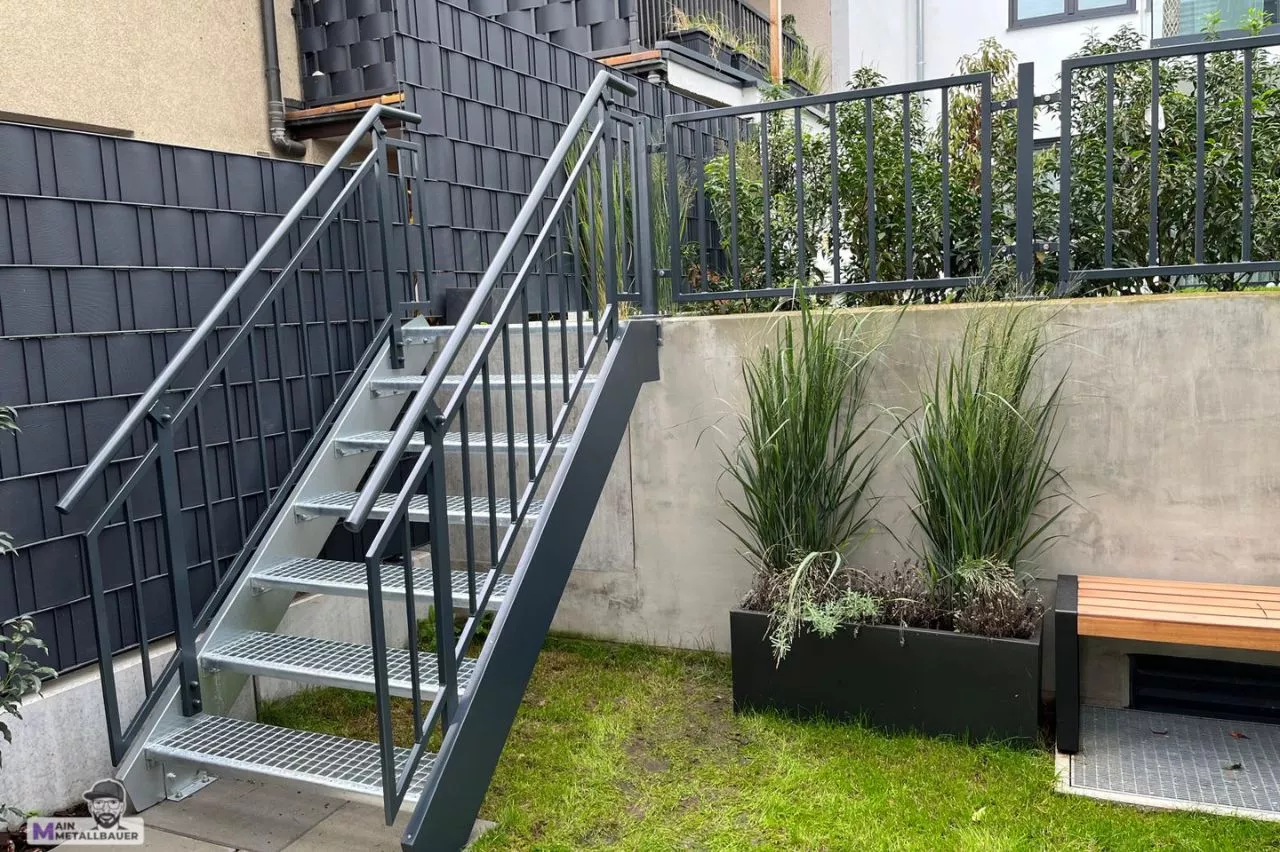 Wangentreppe zum Gartenaufgang