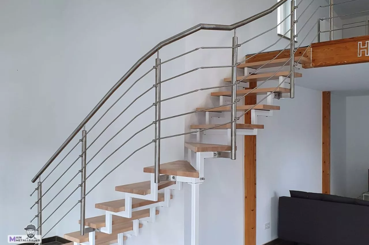 Zwei Holmtreppe mit Rohrstabgelaender und Edelstahlhandlauf