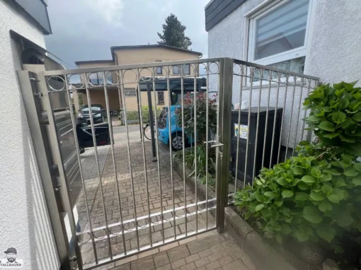 Edelstahltuer Mit Zaunfeld