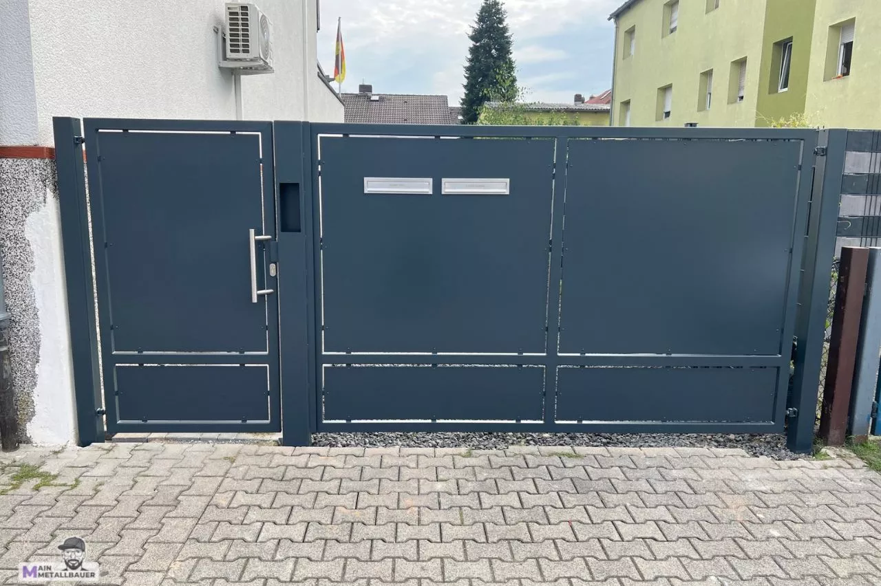 Einfluegliges Schwenktor mit integriertem Briefkaesten Freisprecheranlage und elektrischen Antrieb