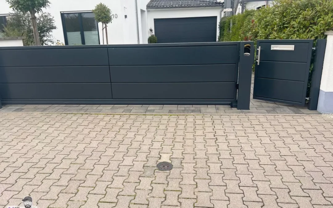 Freitragendes Schiebetor mit Tuer integriertem Briefkasten und Gegensprechanlage