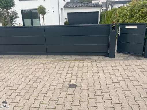 Freitragendes Schiebetor mit Tuer integriertem Briefkasten und Gegensprechanlage