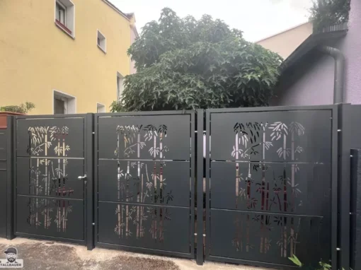 Zaunanlage mit Tuer und individuelles Bambusmuster