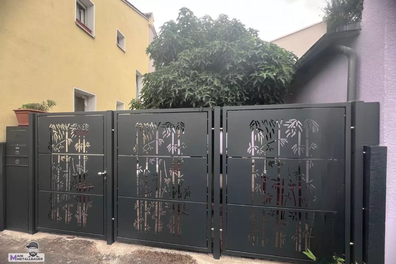 Zaunanlage mit Tuer in Anthrazit individuelles Bambusmuster