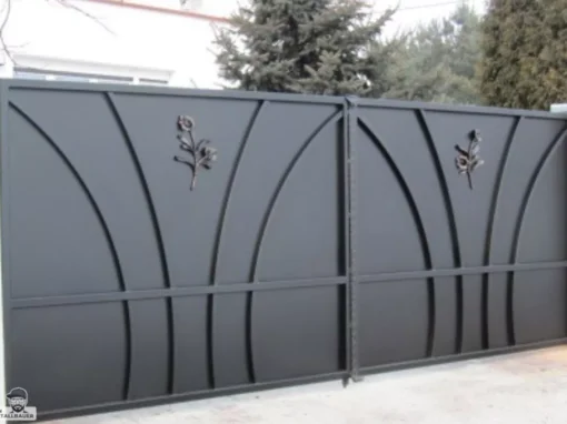 Zweifluegliges Schwenktor mit Rosenornamenten mit Elektrischen Antrieb