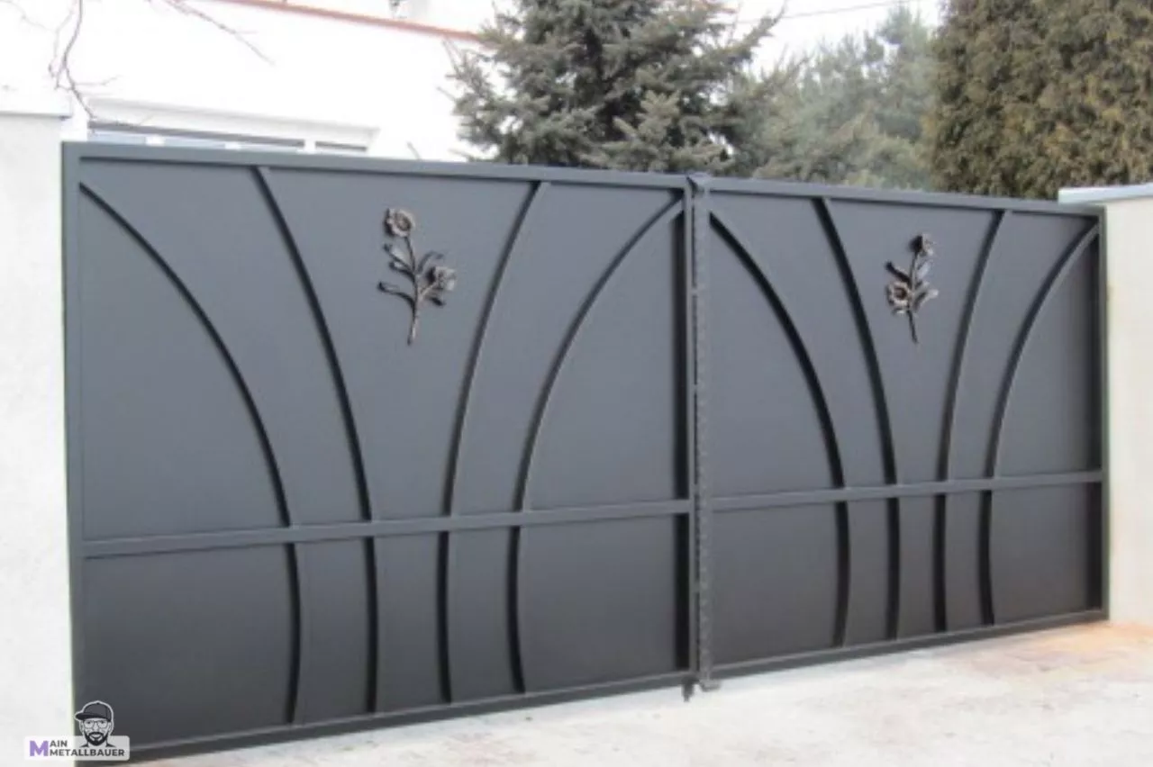 Zweifluegliges Schwenktor mit Rosenornamenten und elektrischen Antrieb Zweifluegliges Schwenktor mit Rosenornamenten mit elektrischen Antrieb