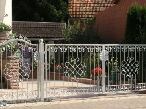 Zweifluegliges Schwenktor verzinkt mit elektrischen Antrieb Briefkasten und Gegensprechanlage