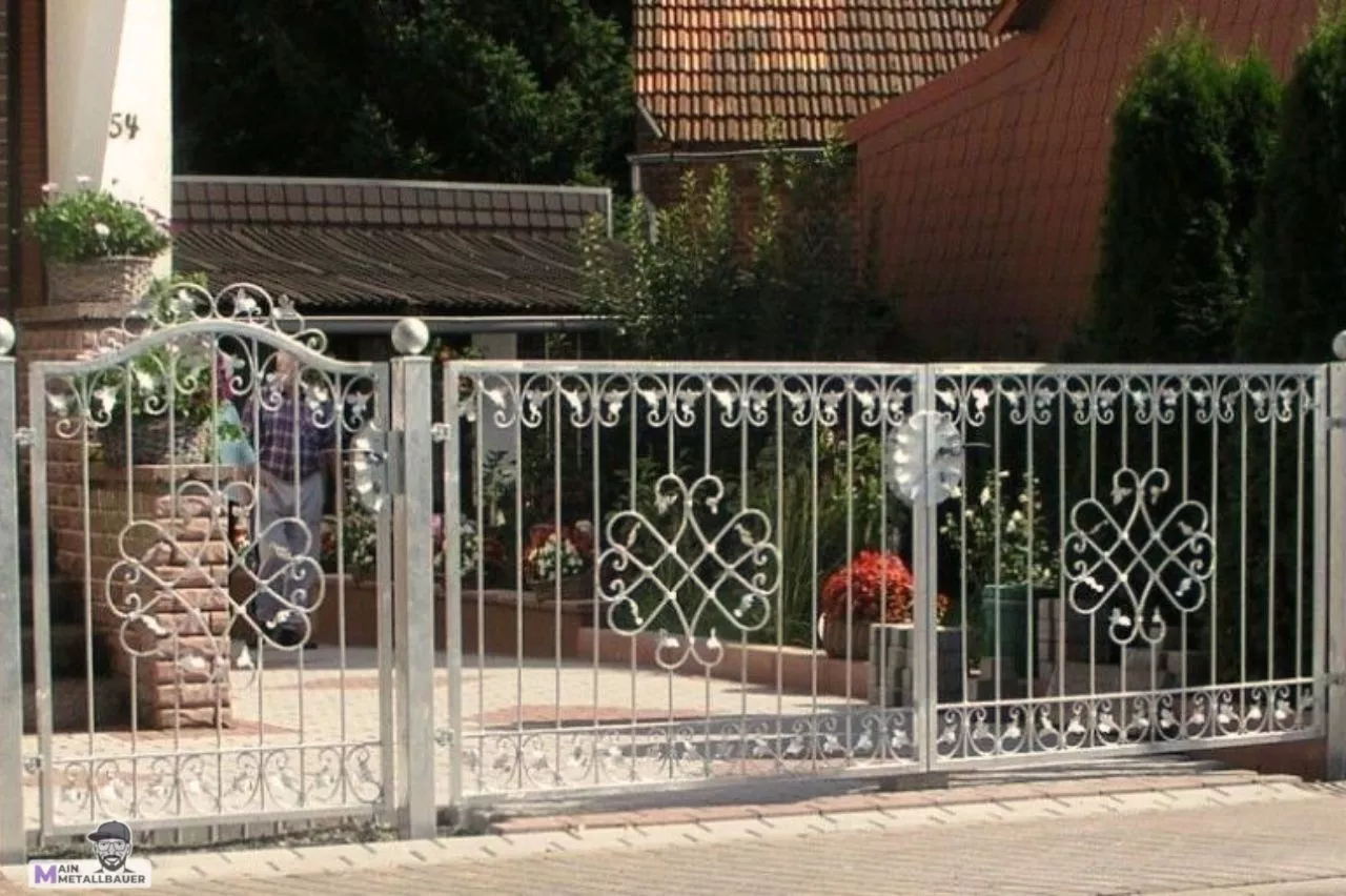 Zweifluegliges Schwenktor Zweifluegliges Schwenktor verzinkt mit elektrischen Antrieb Briefkasten und Gegensprechanlage