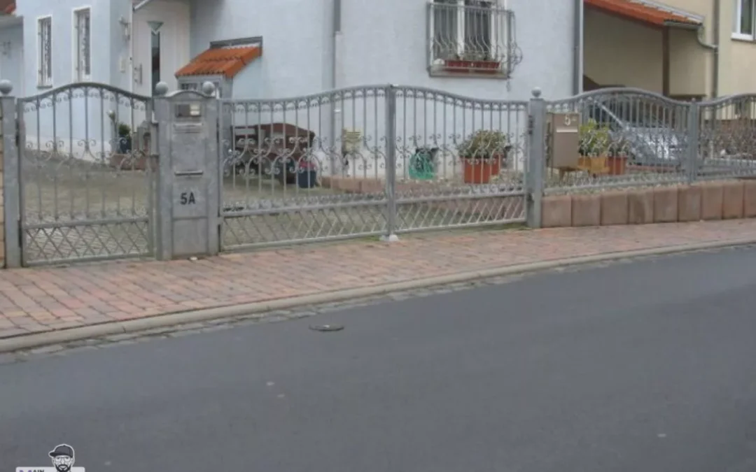 Zweifluegliges Schwenktor mit elektrischen Antrieb Briefkasten und Gegensprechanlage