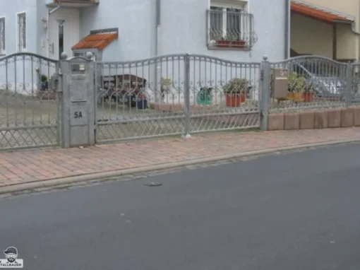 Zweifluegliges Schwenktor mit elektrischen Antrieb Briefkasten und Gegensprechanlage