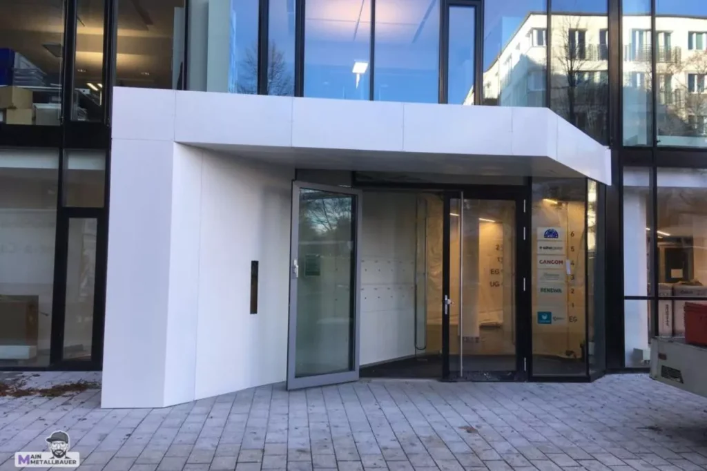 Alluminium Eingangsueberdachung Vordach mit Seitenwand Alluminium Eingangsueberdachung Vordach mit Seitenwand