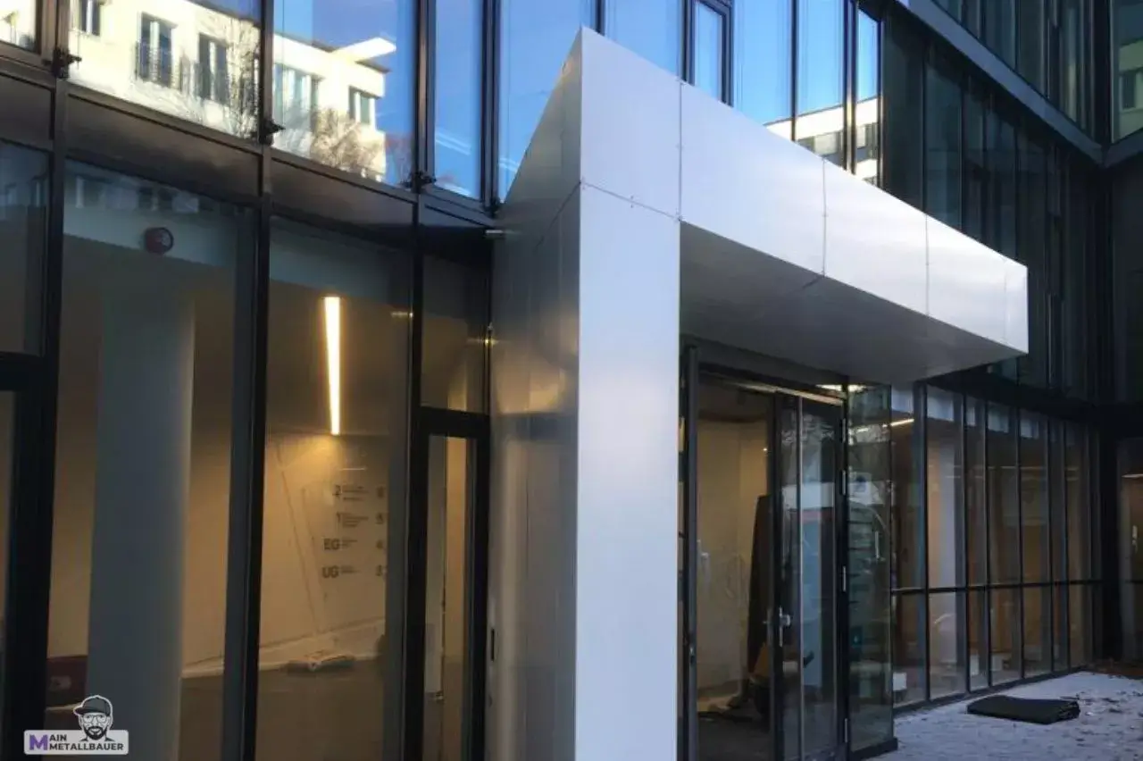 Alluminium Eingangsueberdachung Vordach mit Seitenwand