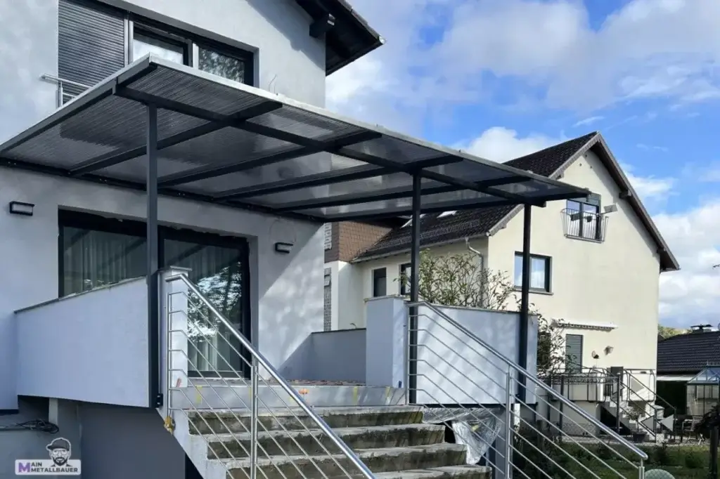 Terassenueberdachung Aus Stahl mit Verdunkelten Polycarbonatplatten Terassenueberdachung aus Stahl mit verdunkelten Polycarbonatplatten