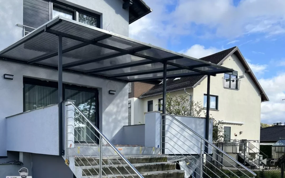 Terassenueberdachung Aus Stahl Mit Verdunkelten Polycarbonatplatten