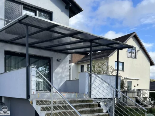 Terassenueberdachung Aus Stahl Mit Verdunkelten Polycarbonatplatten