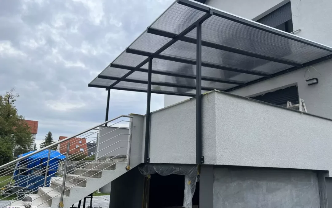 Terassenueberdachung Aus Stahl Mit Verdunkelten Polycarbonatplatten