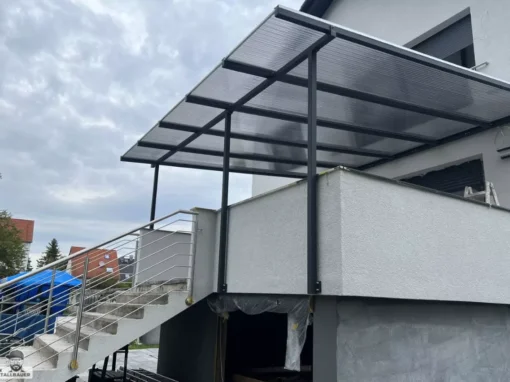 Terassenueberdachung Aus Stahl Mit Verdunkelten Polycarbonatplatten
