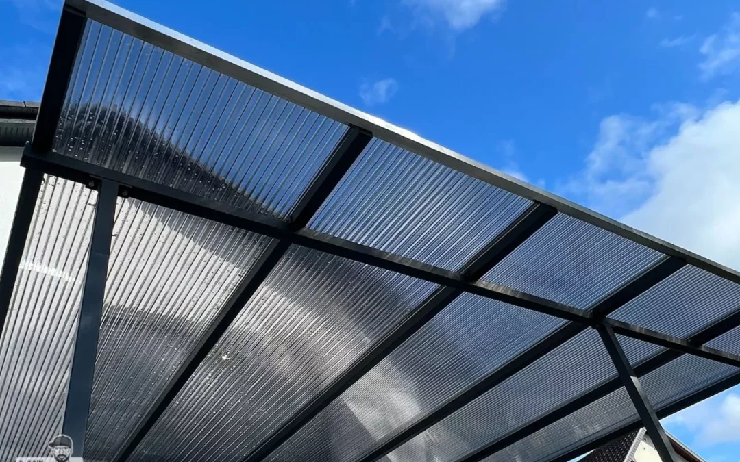 Terassenueberdachung Aus Stahl Mit Verdunkelten Polycarbonatplatten