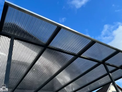 Terassenueberdachung Aus Stahl Mit Verdunkelten Polycarbonatplatten
