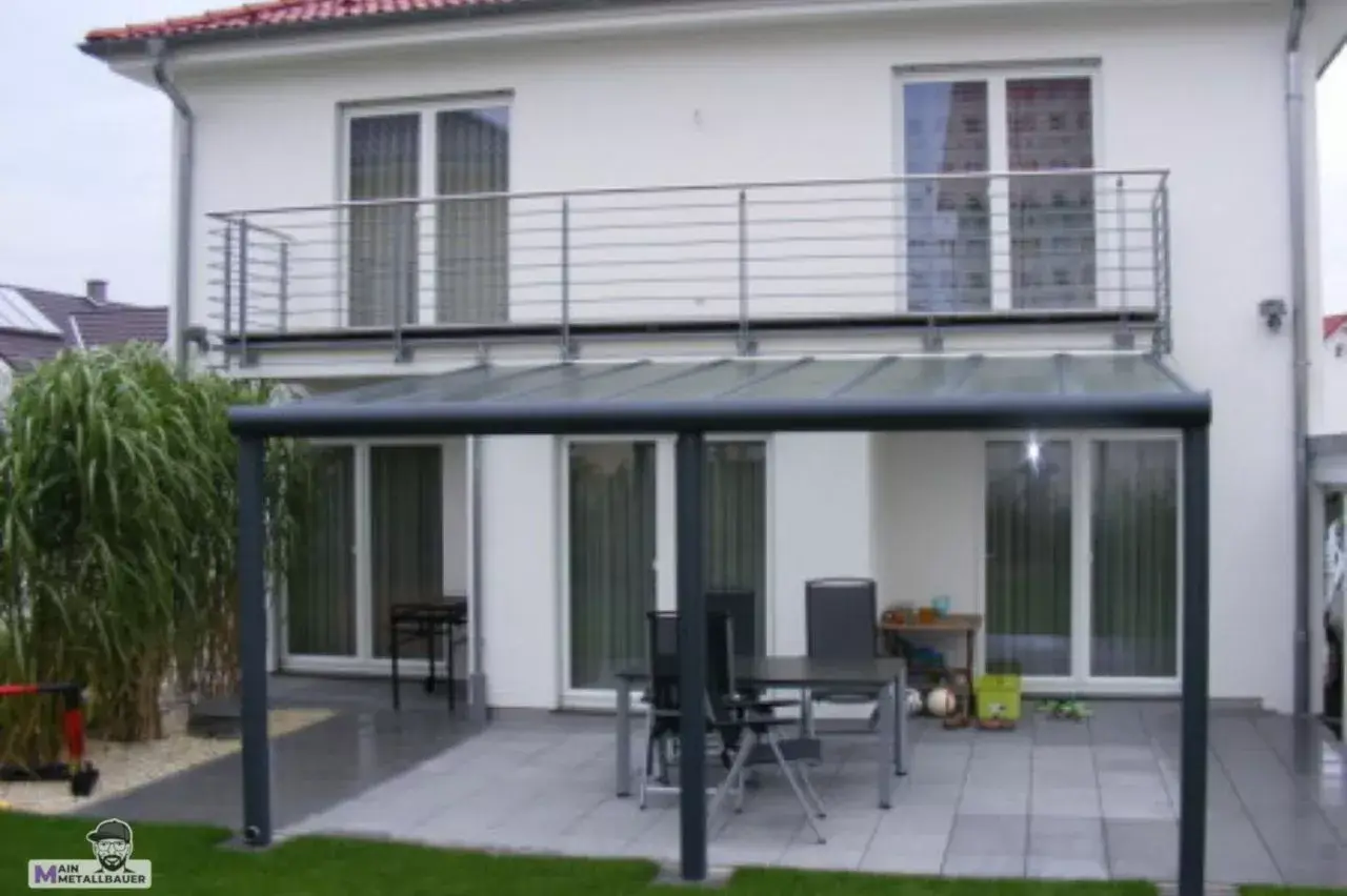 Terrassenuberdachung aus Aluminium mit Polycarbonat Dachplatten