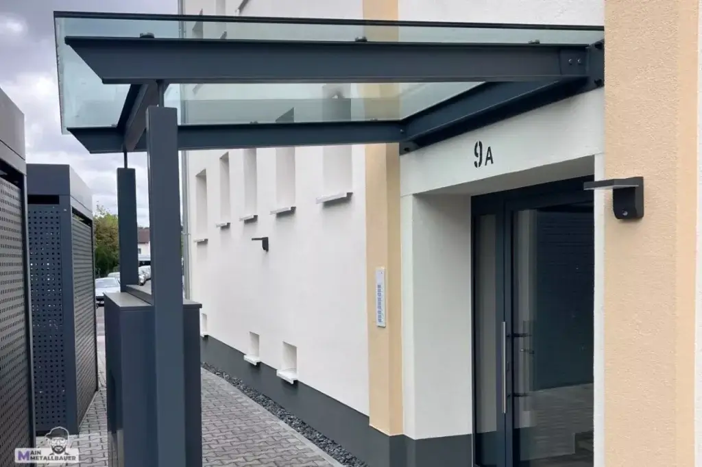 Vordach mit Unterkonstruktion aus Pulverbeschichtetem Aluminium Fuer Hauseingang Mit VDG Glas Vordach mit Unterkonstruktion aus pulverbeschichtetem Aluminium fuer Hauseingang mit VDG Glas