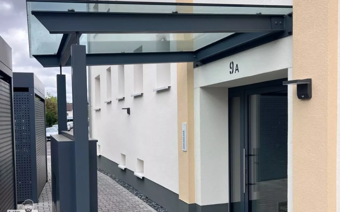 Vordach Mit Unterkonstruktion Aus Pulverbeschichtetem Aluminium Fuer Hauseingang Mit VDG Glas