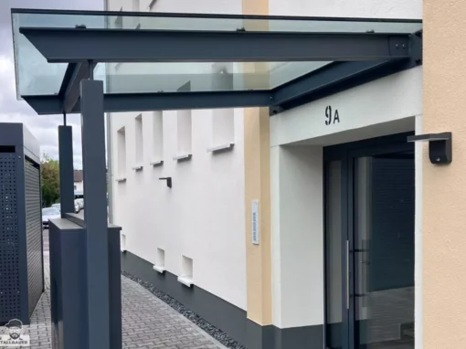 Vordach Mit Unterkonstruktion Aus Pulverbeschichtetem Aluminium Fuer Hauseingang Mit VDG Glas